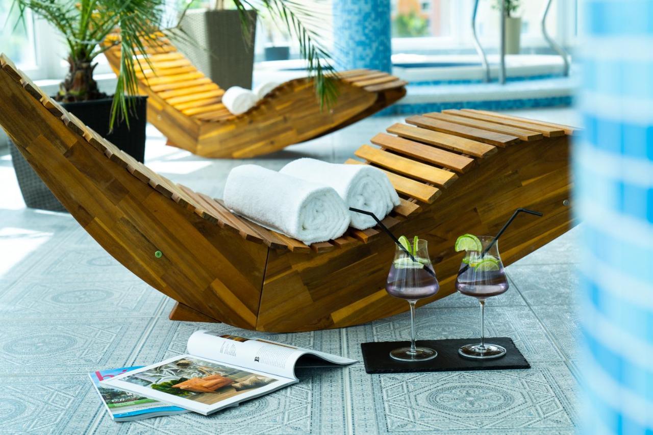 Hotel Kristaly Konferencia & Wellness Ajka Bagian luar foto