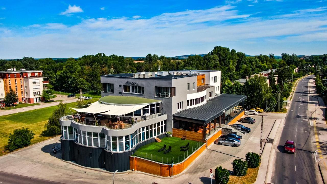 Hotel Kristaly Konferencia & Wellness Ajka Bagian luar foto